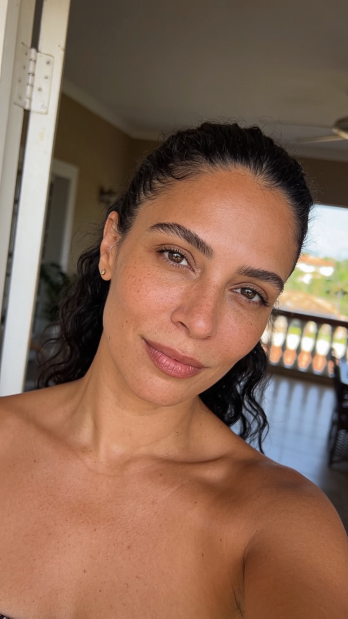 Apresentadora de IA Fernanda, retrato em formato vertical