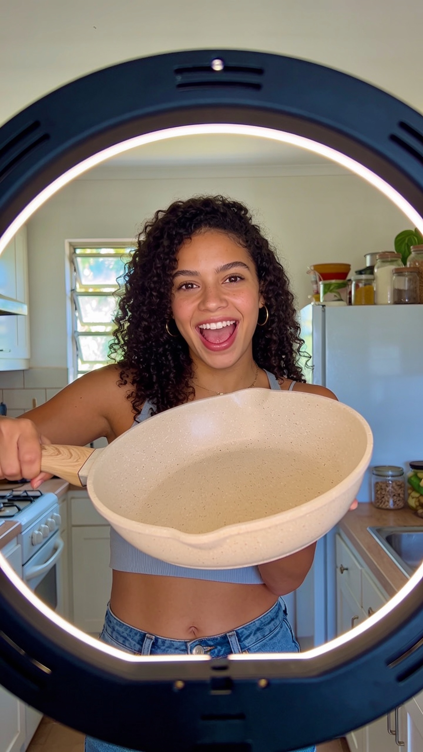 Vídeo gerado por IA de uma influenciadora demonstrando uma panela na cozinha
