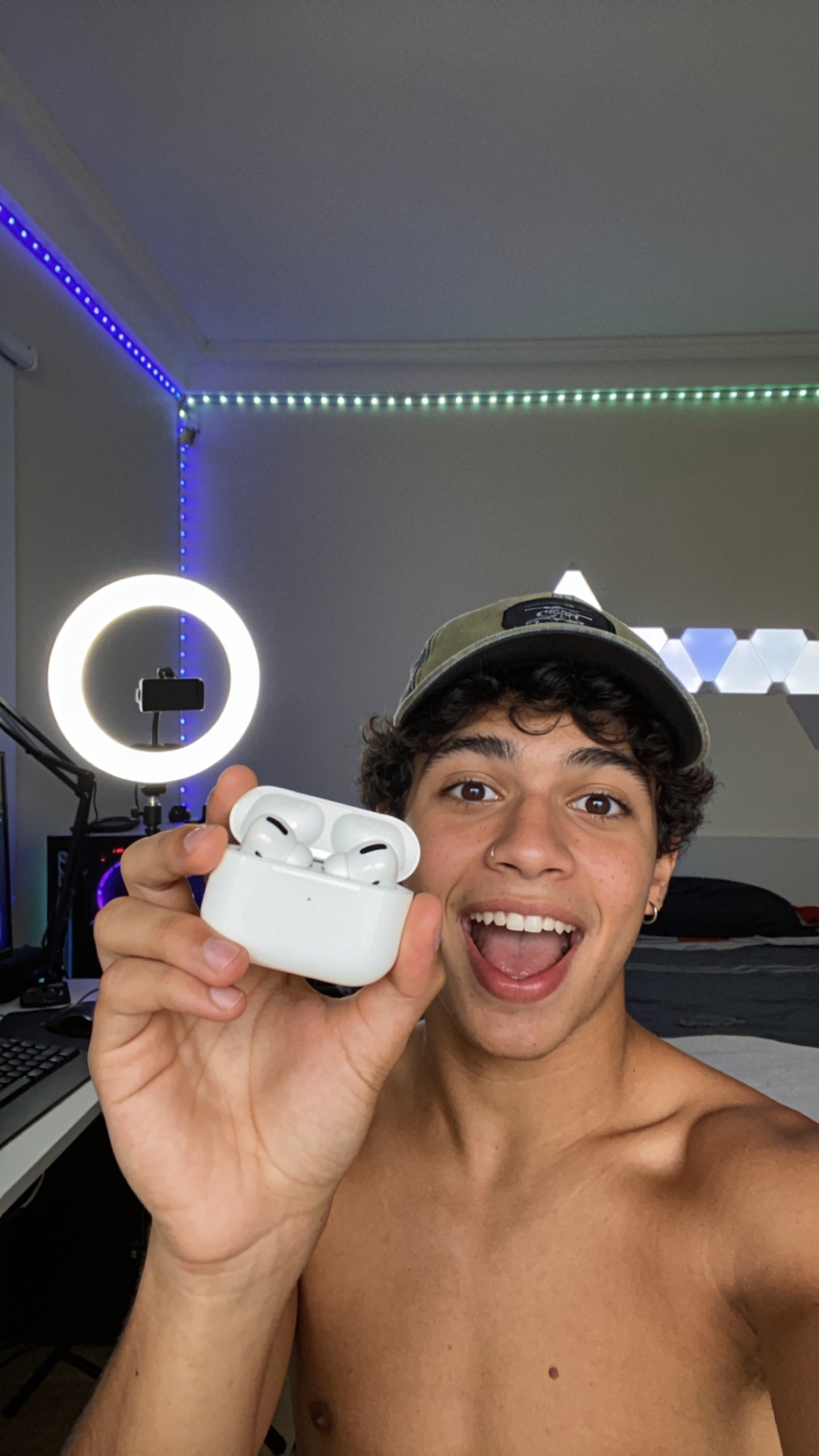 Vídeo gerado por IA de um influenciador mostrando um headset em um setup gamer