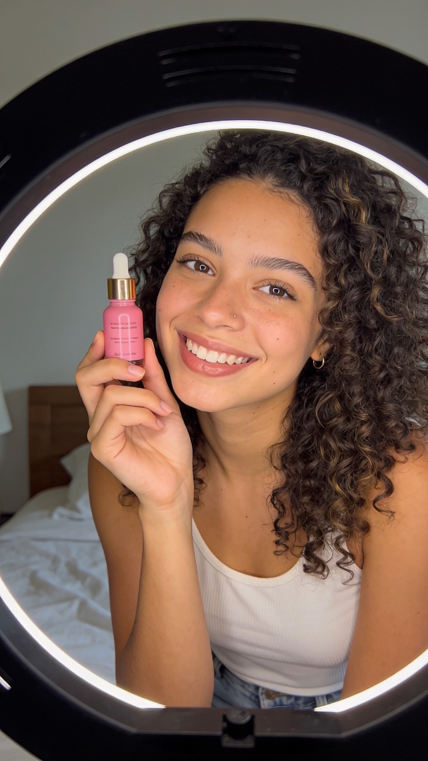 Vídeo gerado por IA de uma influenciadora apresentando um sérum facial no quarto